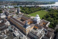 Hauptgebäude mit Rhein